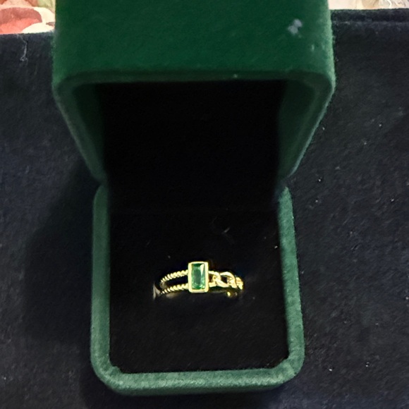 Elegant Gold and Green Ring - Picture 1 of 2